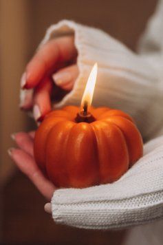 Свічка Гарбузик з бджолиного воску помаранчева PUMPKIN 1 фото