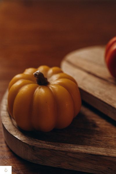 Свічка Гарбузик з бджолиного воску жовта PUMPKIN 2 фото