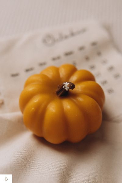 Свічка Гарбузик з бджолиного воску жовта PUMPKIN 2 фото