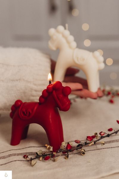 Свічка КОНИК Червоного Кольору CHRISTMAS HORSE RED фото